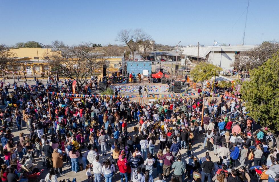 Con una plaza colmada, Piñón Fijo celebró el “Día de la Infancias” en Arroyito
