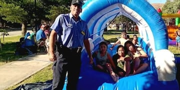 El policía de Neuquén junto a los niños en la tarde del viernes.