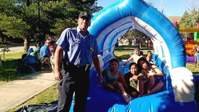 El policía de Neuquén junto a los niños en la tarde del viernes.