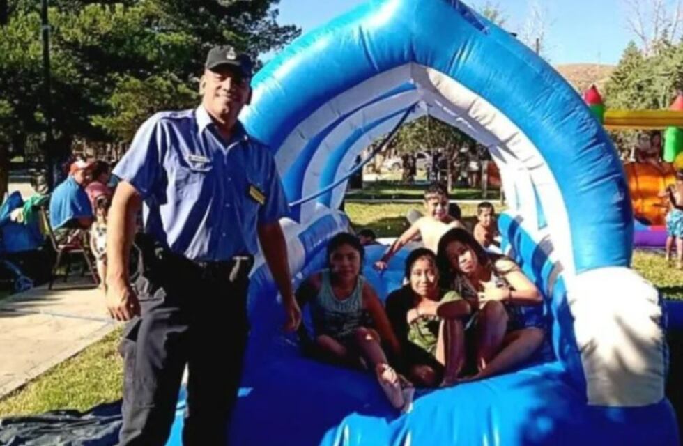 De buen corazón: un policía armó un parque de juegos inflables para los chicos de Neuquén