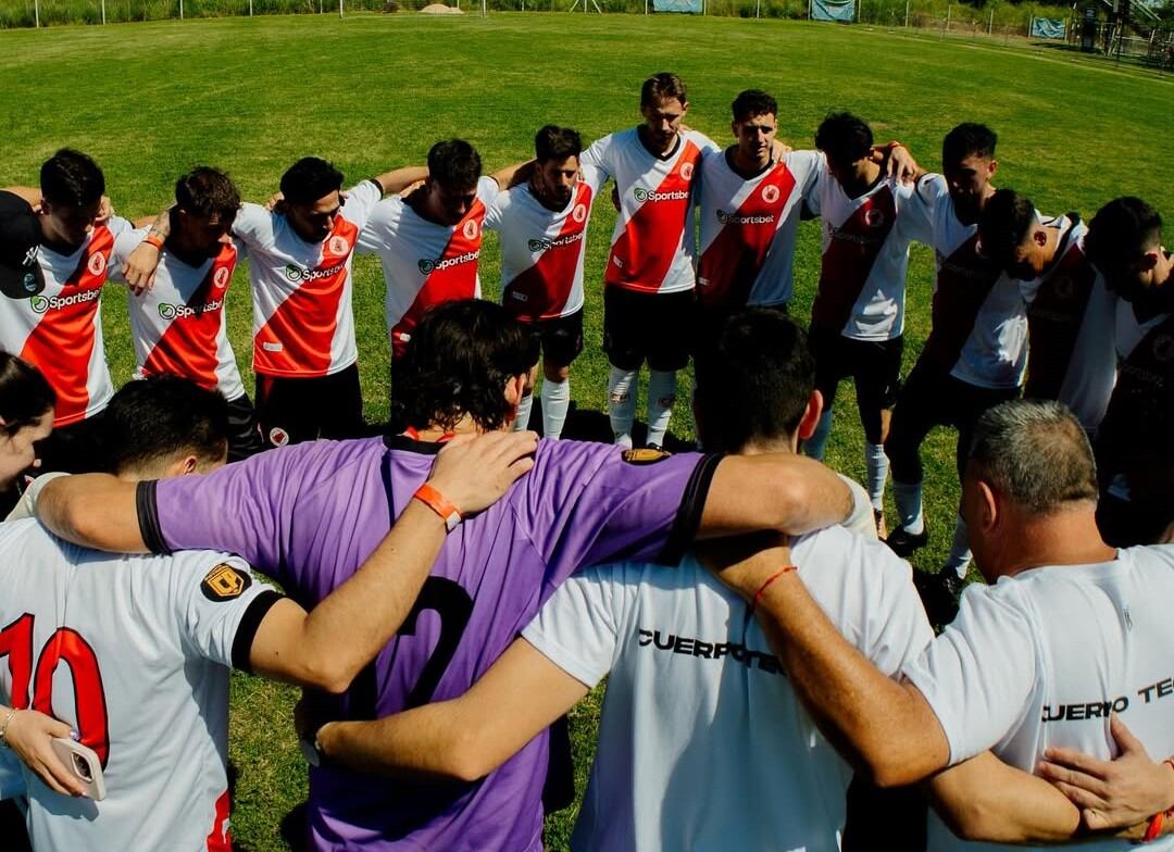 Matías Luque juega la Copa Potrero para el equipo de Julián Álvarez