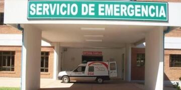 Podaba un árbol y se cortó el pie con una amoladora.