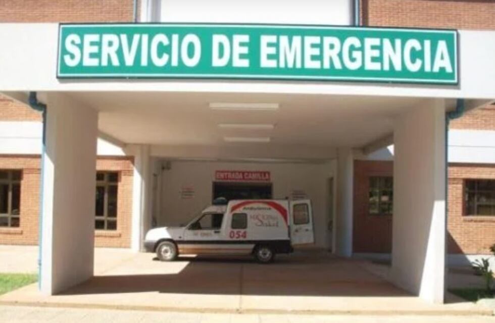 Podaba un árbol y se cortó el pie con una amoladora