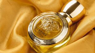 ¿Conviene comprar en Chile?: esto es lo que vale un perfume Versace.