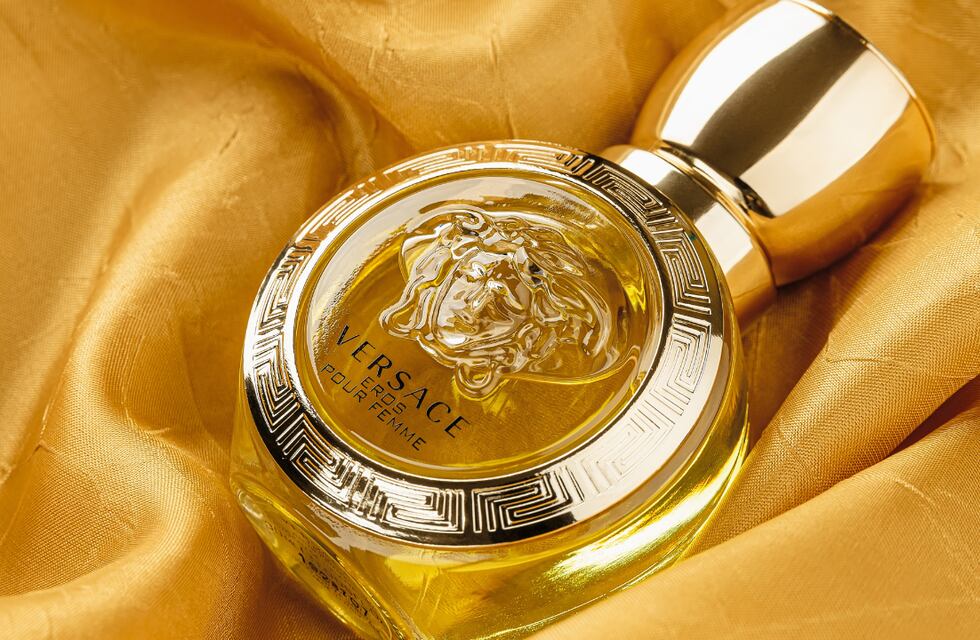 ¿Conviene comprar en Chile?: esto es lo que vale un perfume Versace