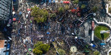 Manifestantes se reúnen en la Plaza de Mayo tras la celebración de San Cayetano. (AP Foto/Rodrigo Abd)