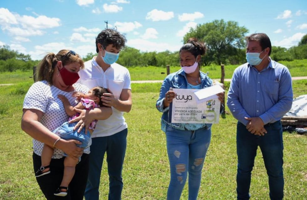 El Instituto de Vivienda continúa entregando tarjetas Tuya a familias en situación de emergencia