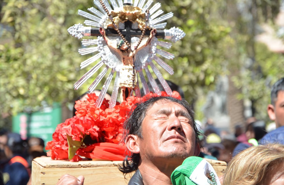 El obispo Fernández y centenares de fieles jujeños asisten a la Fiesta del Milagro