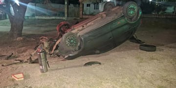 Accidente en Tanti: un joven perdió el control y volcó tras chocar contra un árbol. Fuente: Diario de Carlos Paz