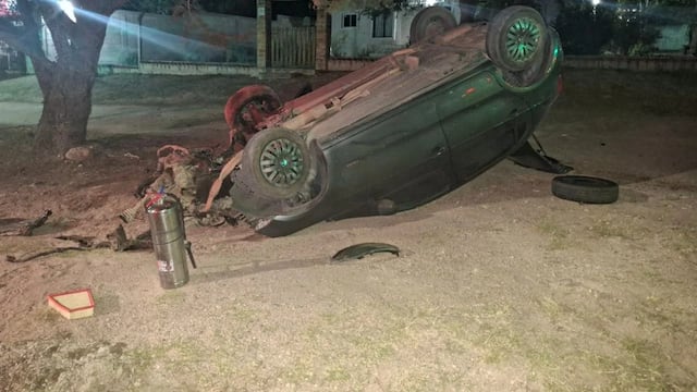 Accidente en Tanti: un joven perdió el control y volcó tras chocar contra un árbol. Fuente: Diario de Carlos Paz