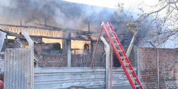 El incendio arrasó con un depósito de maquinarias en Trinidad