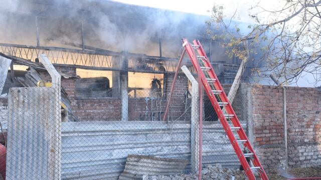 El incendio arrasó con un depósito de maquinarias en Trinidad