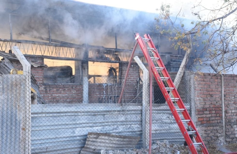 Voraz incendio en un depósito alertó este lunes por la mañana a los vecinos de Trinidad