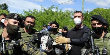 Fuerzas de seguridad trasladan a Carlos Savanz tras su detención por secuestrar a M. (Clarín)
