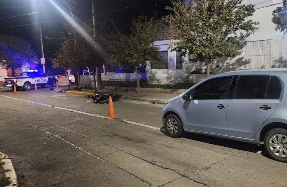 Grave accidente en Carlos Paz: un motociclista internado en estado crítico