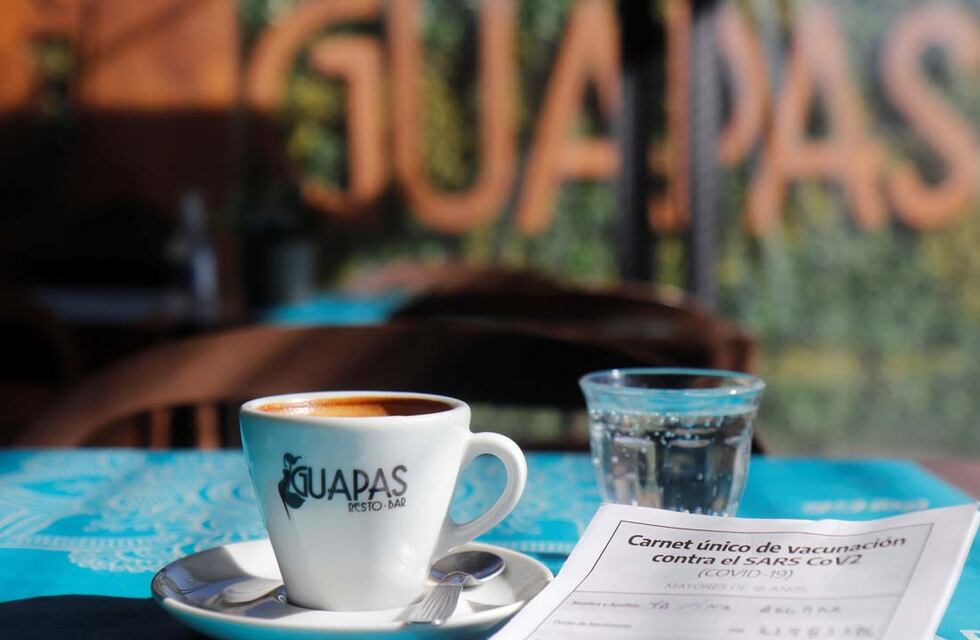 Café y medialunas gratis para quienes estén vacunados en Córdoba