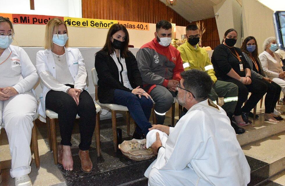 El Padre Sergio llevó a cabo el lavatorio del pies del Jueves Santo