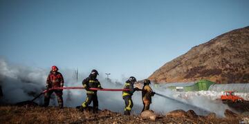 Ushuaia: el incendio en el depósito de cubiertas fue sofocado y controlado