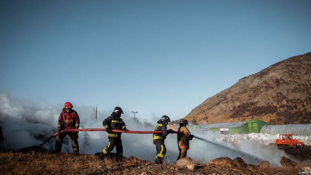Ushuaia: el incendio en el depósito de cubiertas fue sofocado y controlado