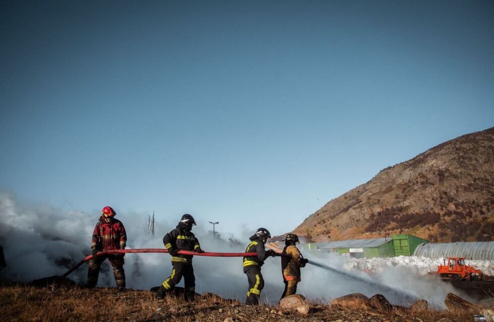 Ushuaia: el incendio en el depósito de cubiertas fue sofocado y controlado