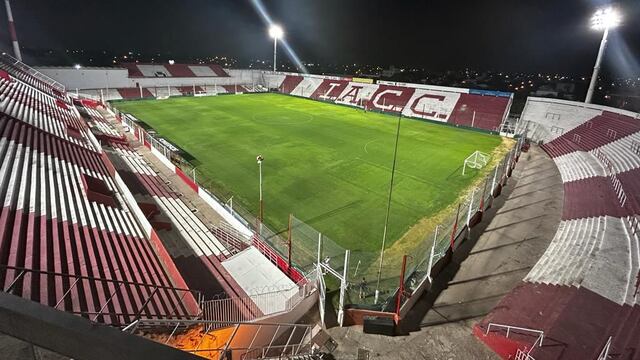 Las nuevas torres del estadio de Instituto, con las luces calibradas.