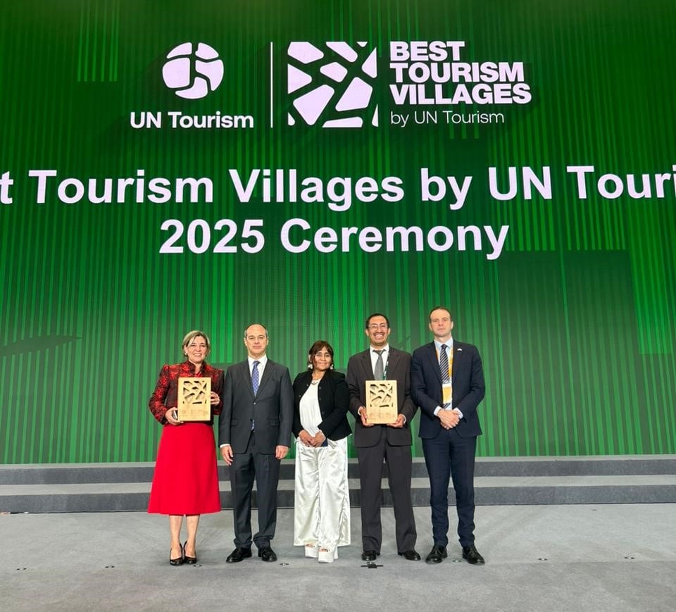Al centro, la intendenta de Maimará, Susana Prieto, en la entrega del premio Best Tourism Villages 2025, en Zhejiang, China.
