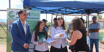 Alumnas concejales del Colegio Nueva Siembra reciben de manos de la concejal Melisa Silva las distinciones. Con ellas, el presidente del Concejo Deliberante, Lisandro Aguiar.