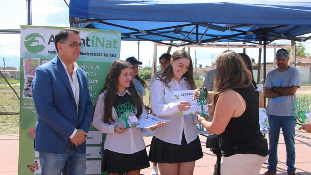 Alumnas concejales del Colegio Nueva Siembra reciben de manos de la concejal Melisa Silva las distinciones. Con ellas, el presidente del Concejo Deliberante, Lisandro Aguiar.