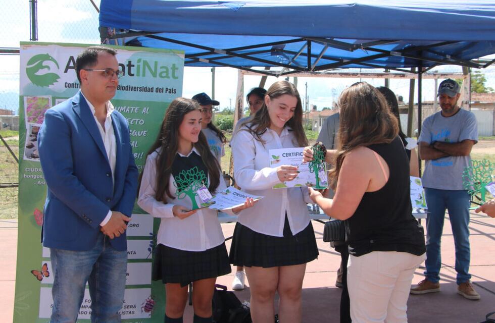 Estudiantes del Colegio Nueva Siembra plantaron árboles en un barrio de Jujuy