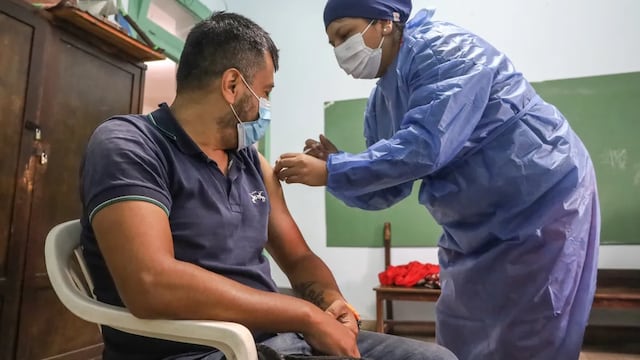 Continúa la vacunación libre en el Predio del Ferrocarril de Zavalla.