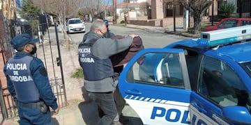 La Policía allanó la vivienda y secuestró material probatorio del delito de distribución de pornografía infantil. ( El Diario de Carlos Paz)