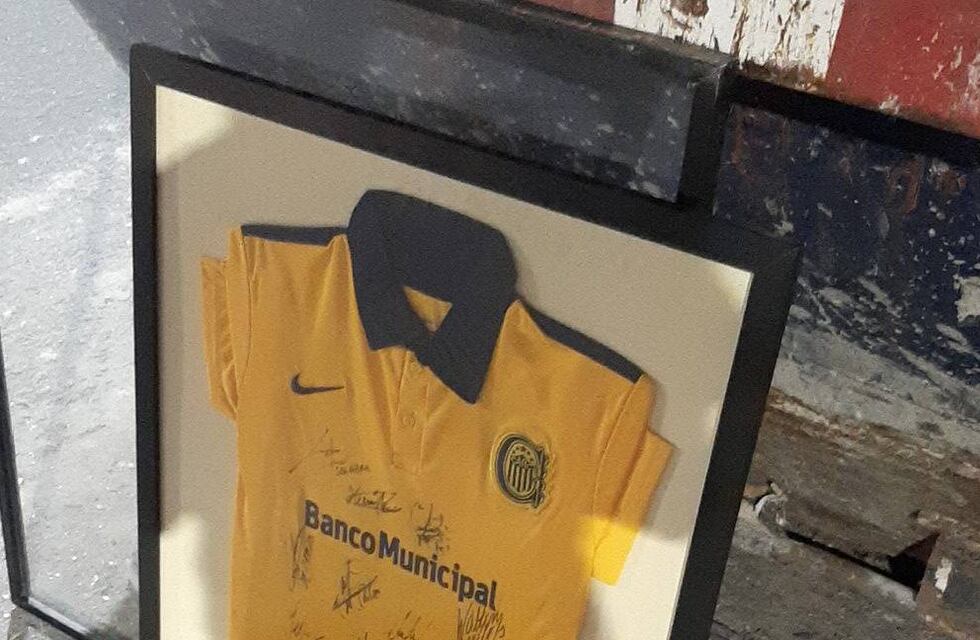 Misterio: encontró en la calle una camiseta de Rosario Central autografiada