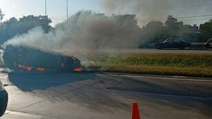 Un auto se prendió fuego por un choque en la avenida Circunvalación de Córdoba.