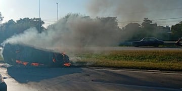Un auto se prendió fuego por un choque en la avenida Circunvalación de Córdoba.