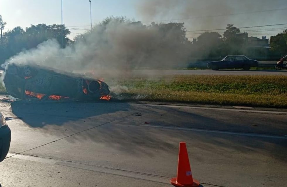 Un auto se prendió fuego tras un siniestro vial en la Circunvalación de Córdoba