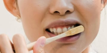 El remojo en vinagre se consolida como el método casero más recomendado para desinfectar el cepillo de dientes.