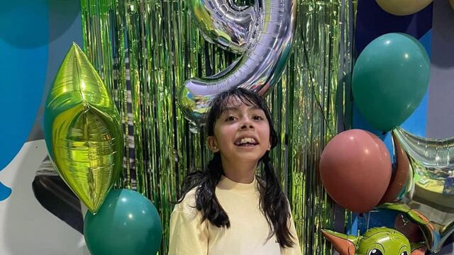 Una mujer le festejó el cumpleaños a su hija con la temática de Baby Yoda, pero no fue nadie.