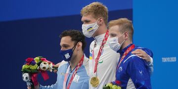 Fernando "Pipo" Carlomagno (i) ganó la medalla plateada en los Juegos Paralímpicos Tokio 2020 tras finalizar segundo en los 100 metros espalda S7. (DPA)