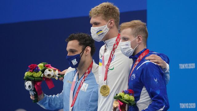 Fernando "Pipo" Carlomagno (i) ganó la medalla plateada en los Juegos Paralímpicos Tokio 2020 tras finalizar segundo en los 100 metros espalda S7. (DPA)