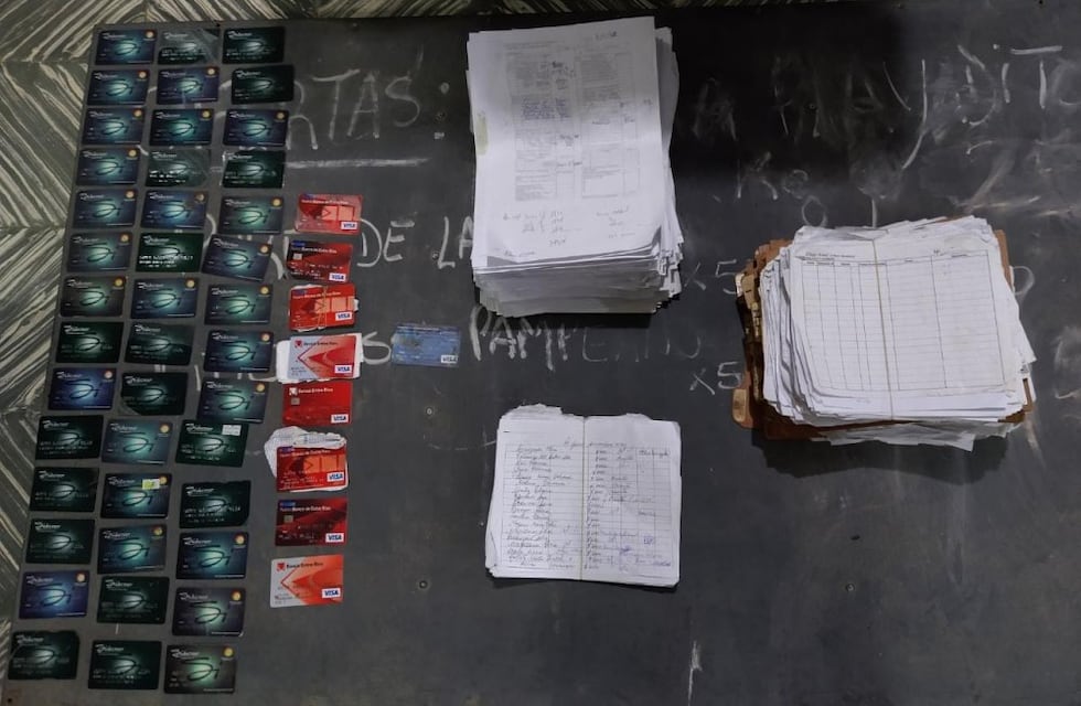 En San Salvador el dueño de un supermercado retenía las tarjetas sociales de clientes