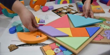 Taller "Chiqui juegos", un emprendimiento de juegos didácticos para las infancias realizado por tres jóvenes cordobesas (Facundo Luque / La Voz)