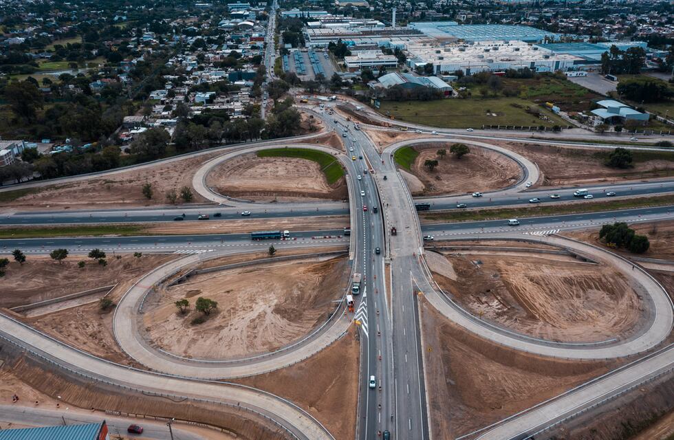 Perdió el control y cayó al desagüe de la avenida Circunvalación: cómo está la conductora