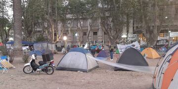 Grupos de manifestantes durmieron cerca de la esquina de Santa Fe y Dorrego.