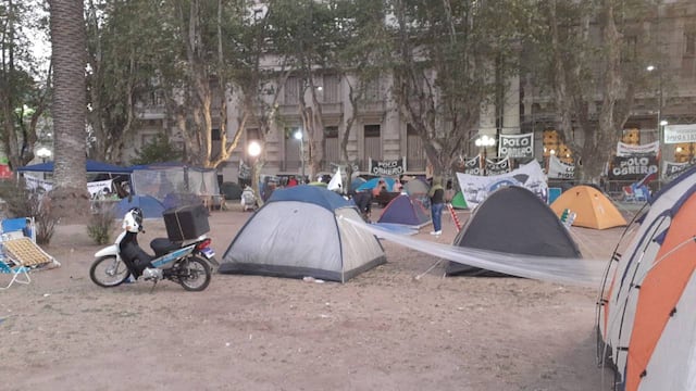 Grupos de manifestantes durmieron cerca de la esquina de Santa Fe y Dorrego.