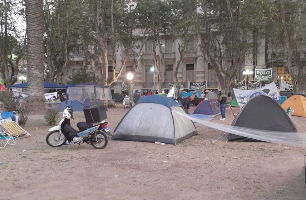 Corte de tránsito en Rosario: sostienen acampe piquetero en Plaza San Martín