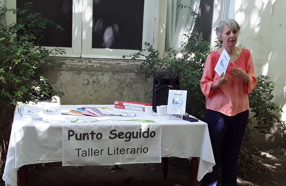 En el “Día de la escritora rosaleña” presentaron “Instantes”