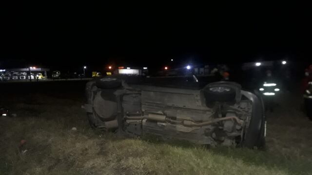 El auto quedó dado vuelta al costado de la ruta.