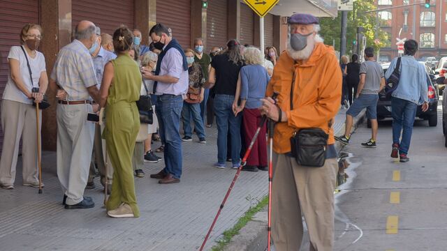 Mayores de 80 años realizan largas filas en el Luna Park, nuevo centro de vacunación contra el Covid-19 en la Ciudad. (Clarín)