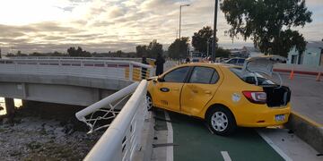 Así quedó el taxi y la baranda.