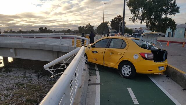 Así quedó el taxi y la baranda.